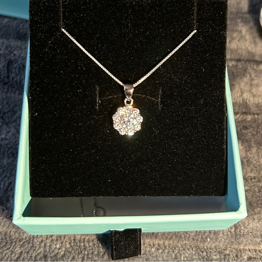 Elegant solid Silver Pendant Necklace